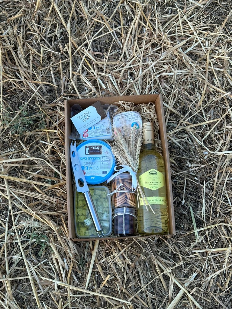 מארז פתוח — תצוגה מלאה על רקע קש