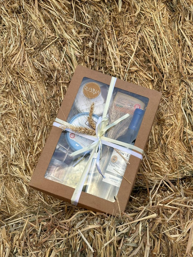 מארז קלאסי סגור עם סרט — מוכן למתנה