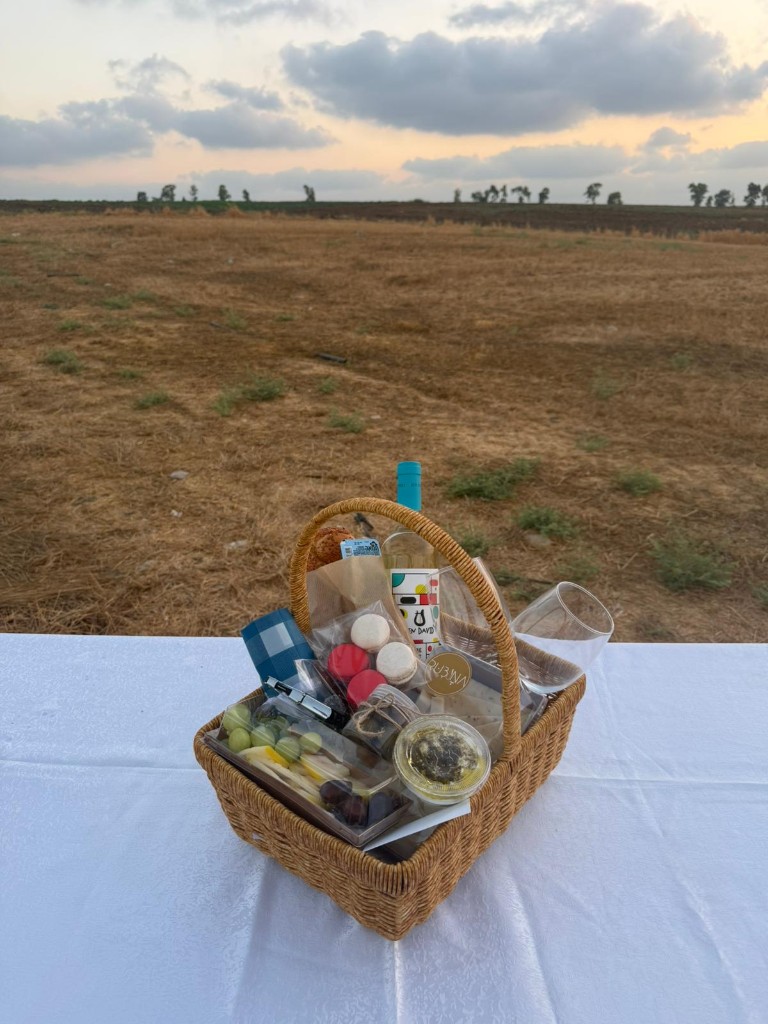 מארז Sunset — תצוגה נוספת של הסלסלה בשדה