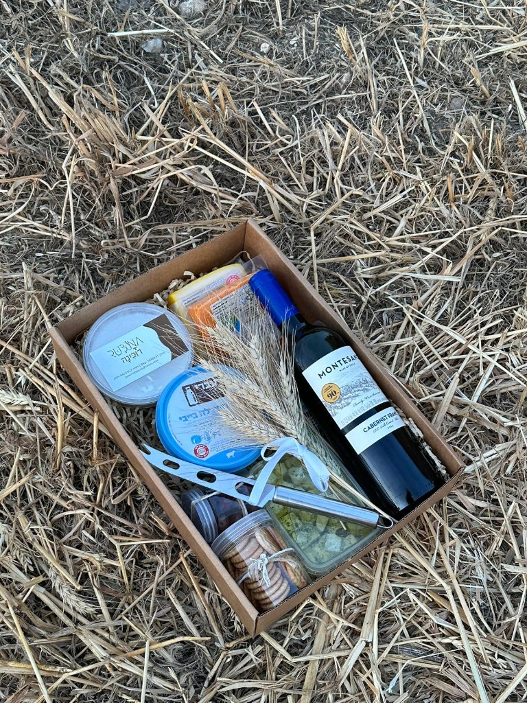מארז קלאסי פתוח — גבינות ויין אדום Montesano