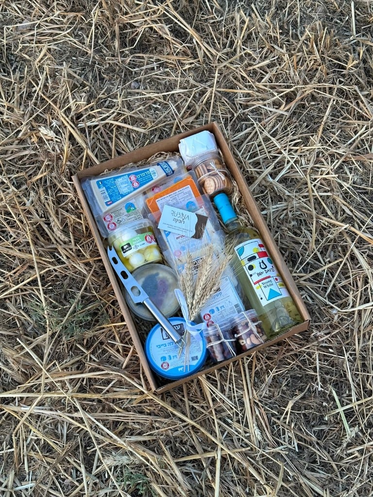 מארז Gold פתוח — גבינות, יין שרדונה ותוספות